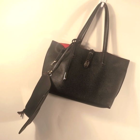 Black Shoulder Bag with attached make up bag - Picture 2 of 13